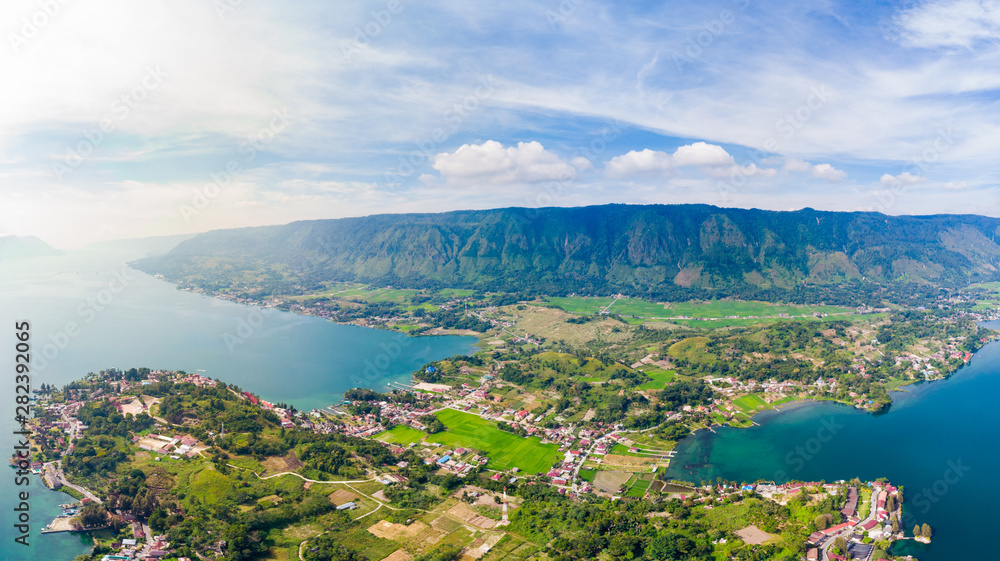 空中：从印度尼西亚苏门答腊岛上方俯瞰托巴湖和萨莫西岛。巨大的火山口覆盖