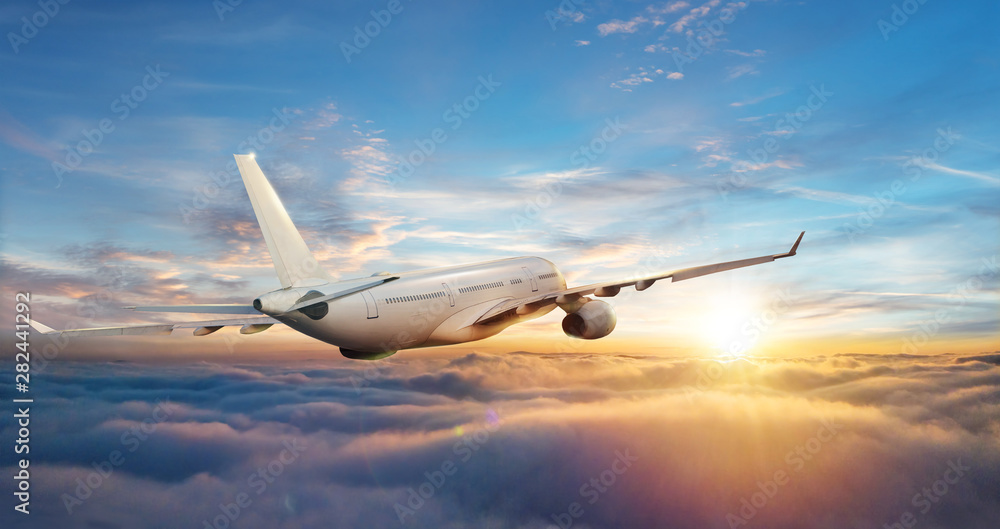 乘客乘坐的商用飞机在云端飞行