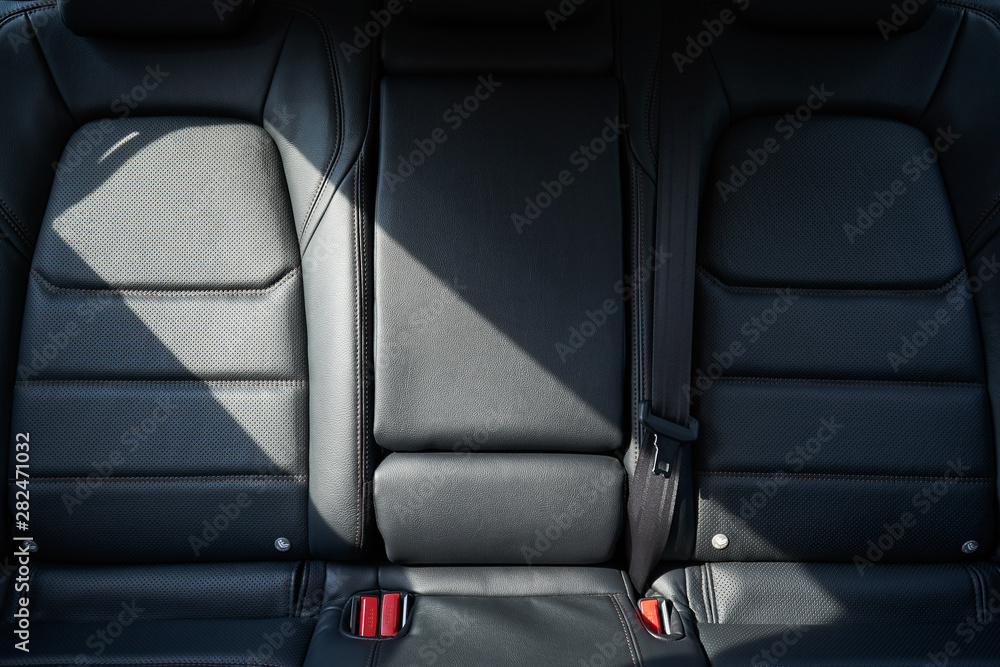 现代汽车内饰与黑色真皮后排座椅的特写