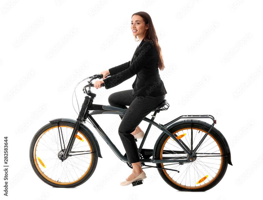 白人背景下骑自行车的年轻女商人