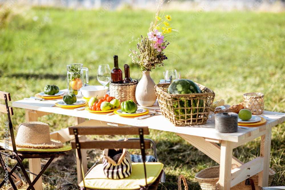 花园里装饰精美的餐桌，有食物、饮料和鲜花