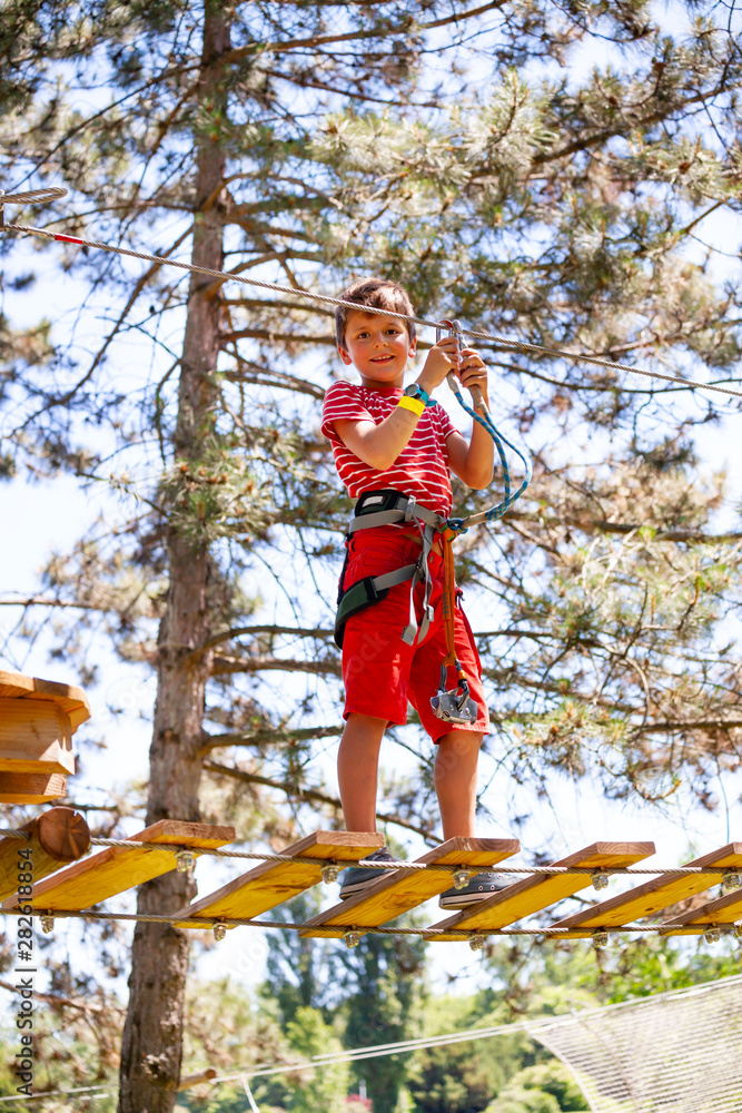 绳索公园吊树桥上的小男孩