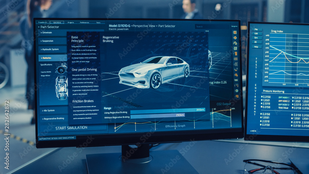 专业工程师使用3D CAD软件在计算机上工作并测试电动汽车底盘