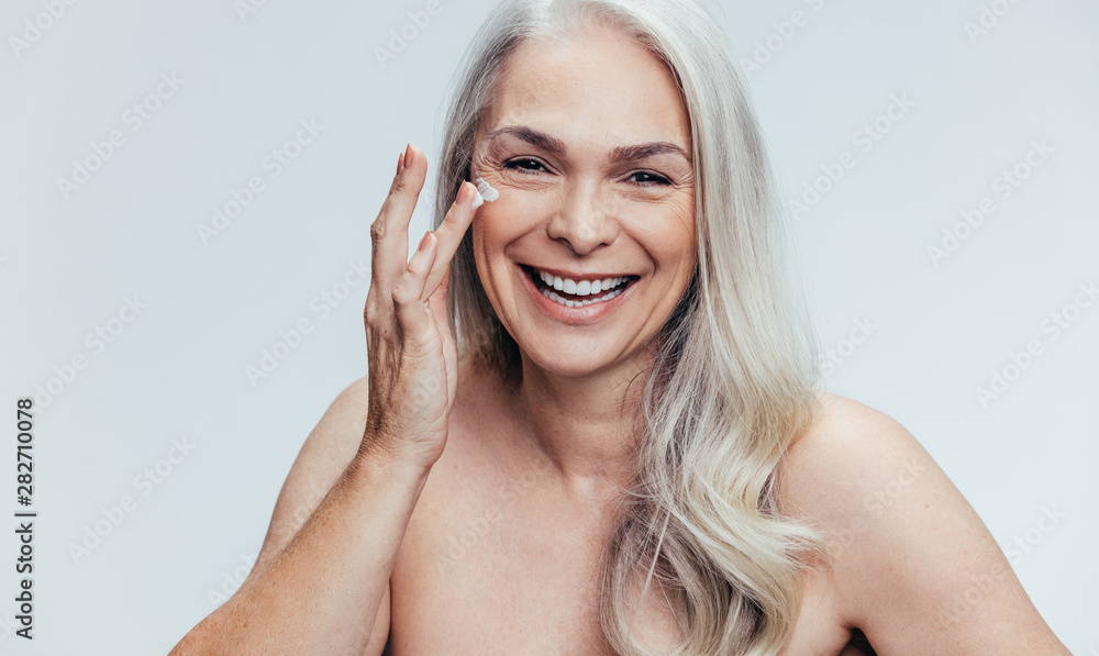 女性使用抗衰老化妆品
