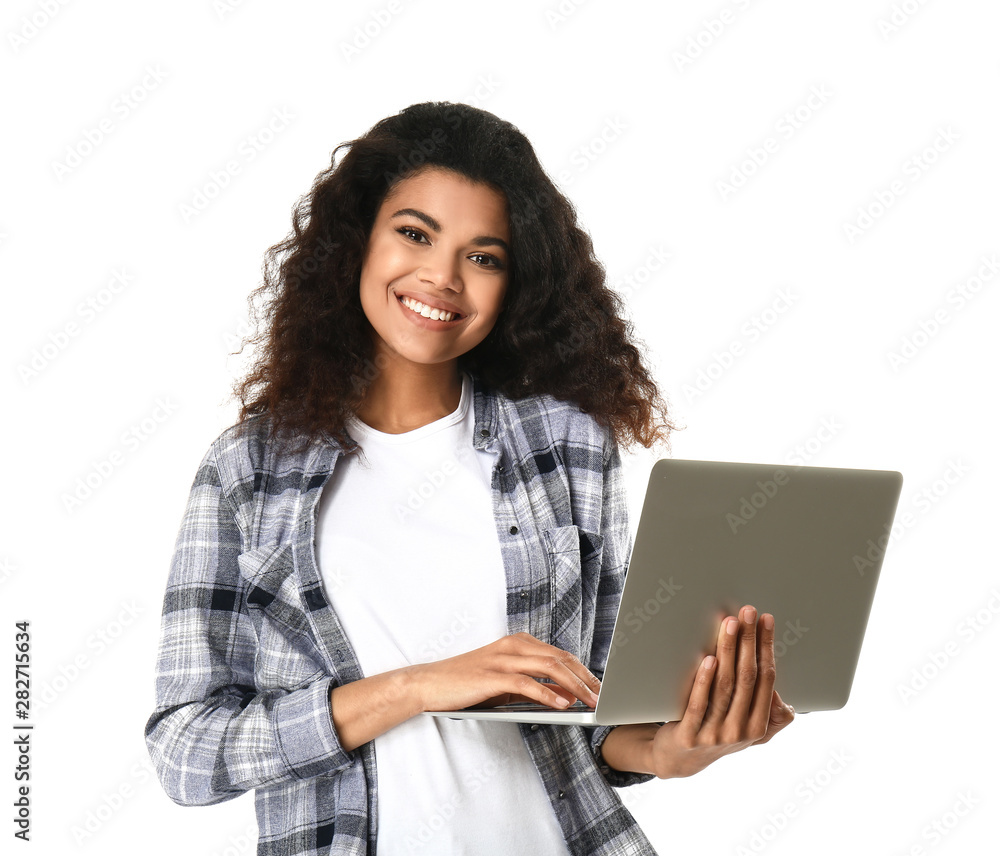 白人背景下一位带笔记本电脑的可爱非裔美国女性的肖像