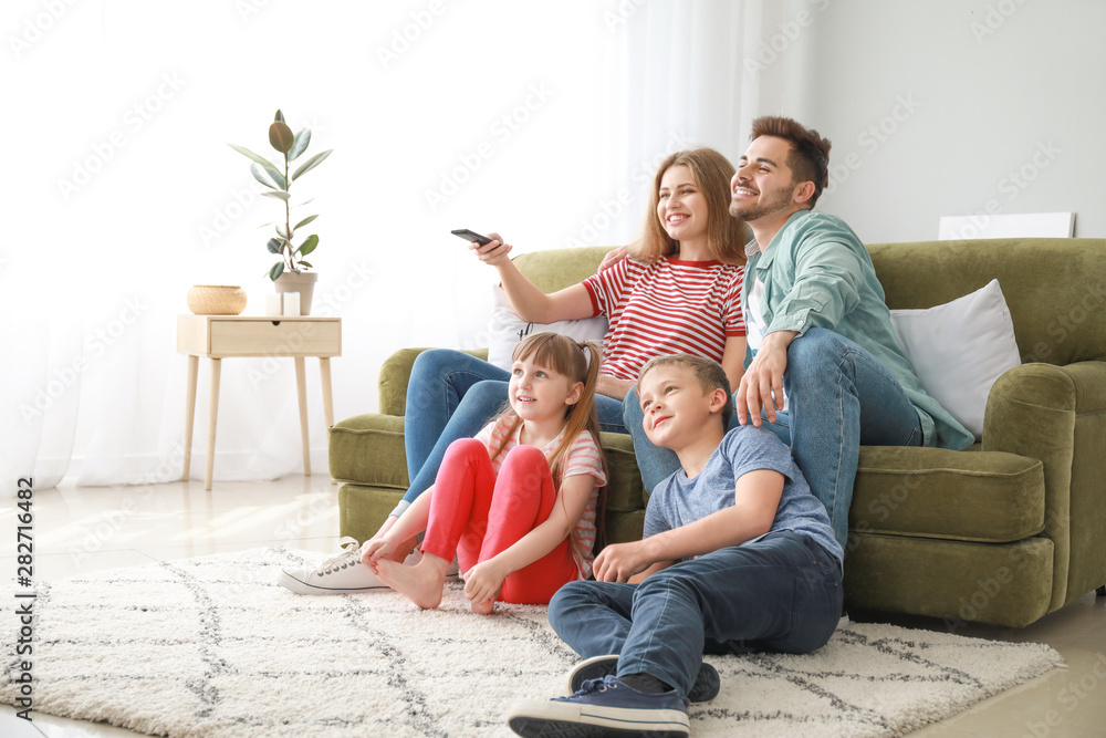 幸福的一家人在家看电视
