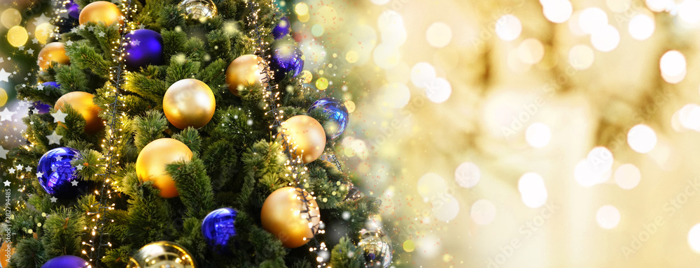 圣诞树上装饰着金色和蓝色的球玩具，上面有一个模糊、闪闪发光、神话般的仙女