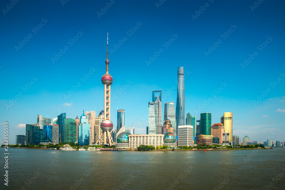 中国上海，上海陆家嘴金融商务区，带游轮的贸易区天际线