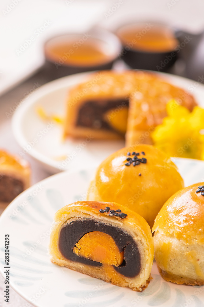 中秋节传统美食理念-惠特蓝纹板上的漂亮切月饼