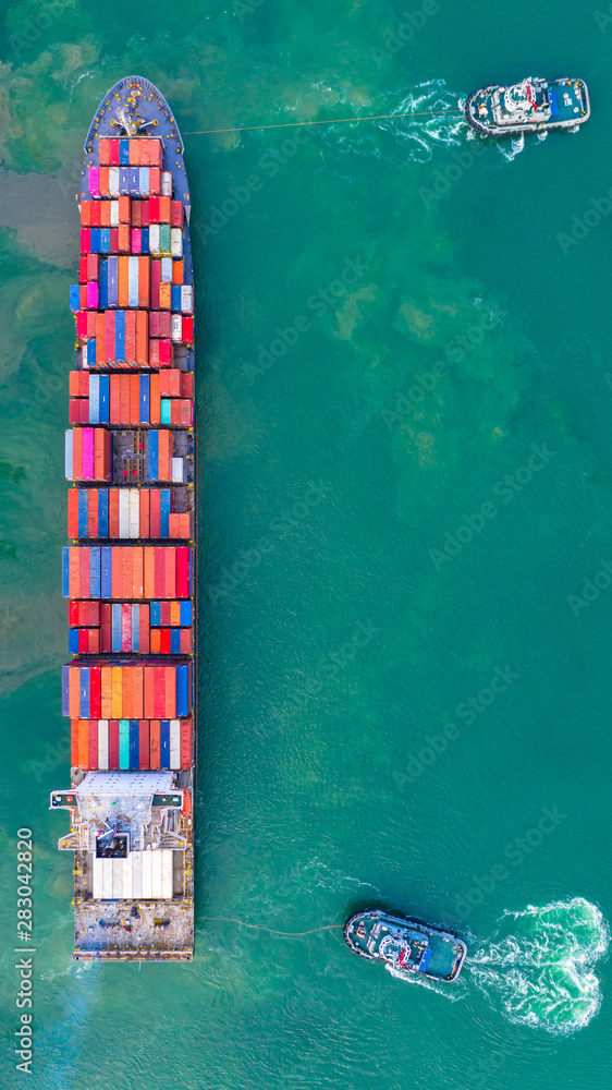 在工业港口工作的集装箱船，业务进出口物流和运输