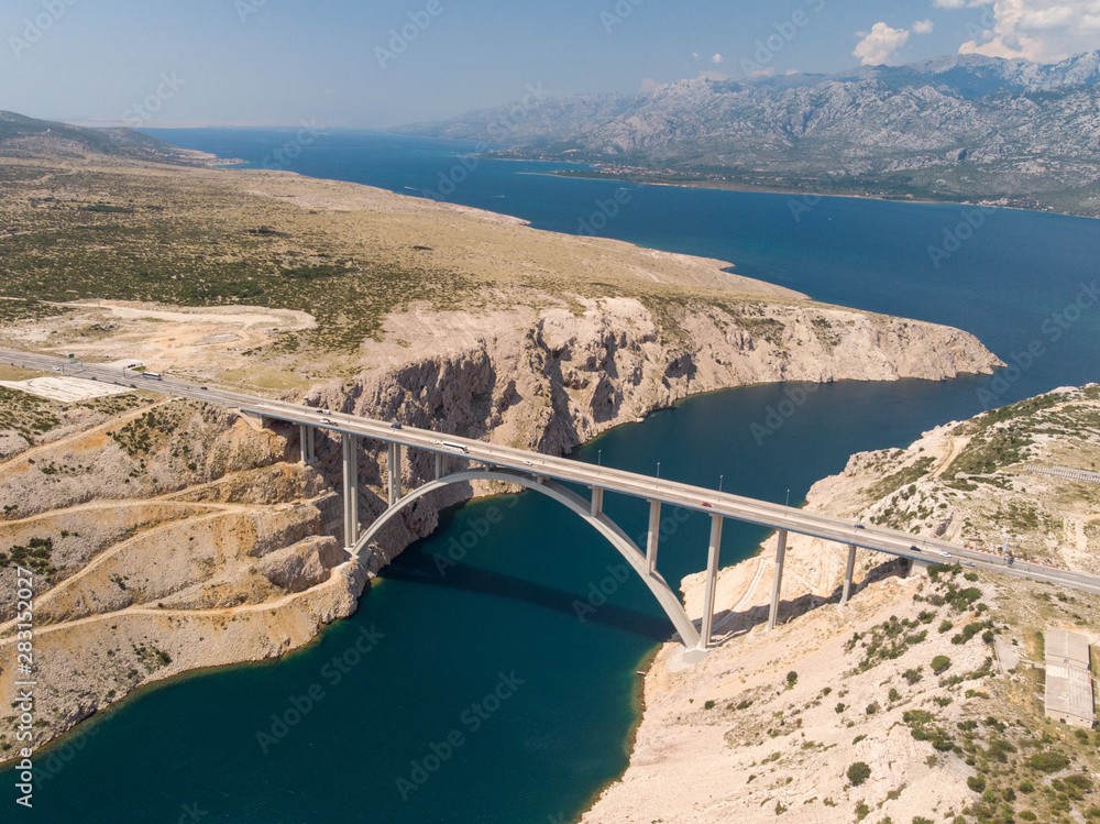 克罗地亚，2019年8月：马斯莱尼察公路桥，达尔马提亚景观，岩石海岸山谷
