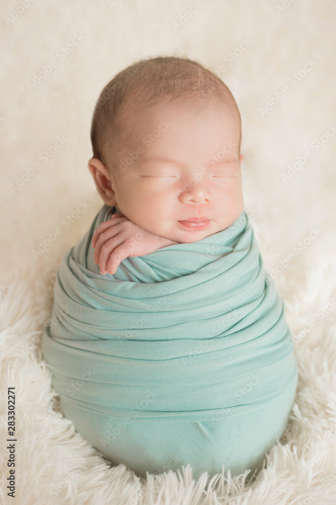 可爱的新生儿睡在舒适的房间里。可爱快乐的婴儿肖像，睡脸在床上