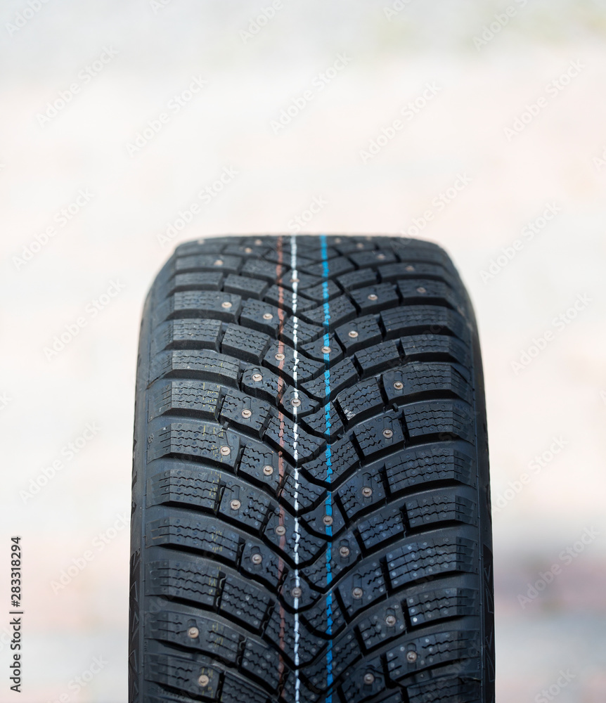 全新冬季轮胎。适用于湿滑和结冰道路的双头轮胎。