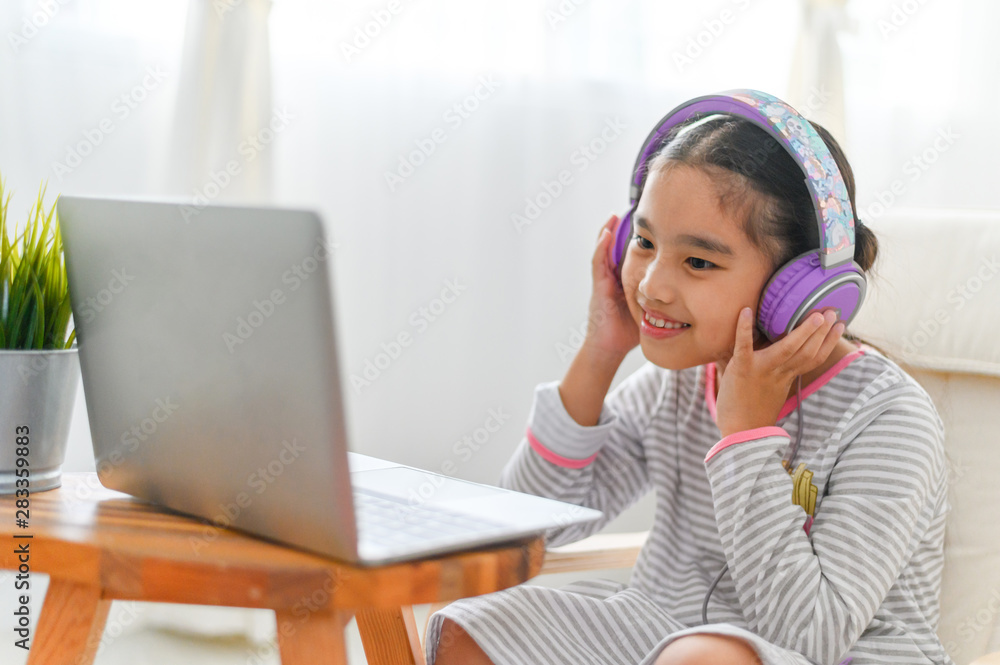 生活方式年轻的亚洲女孩在家听音乐放松
