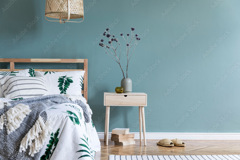 卧室内部的极简主义构图，包括木床、架子、花瓶中的花朵、藤灯、b