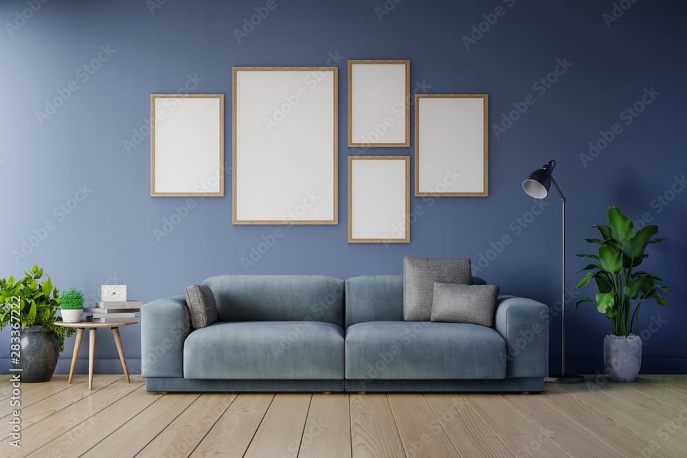 客厅内部空的深色墙上有垂直框架的海报模型，广告为深蓝色沙发。