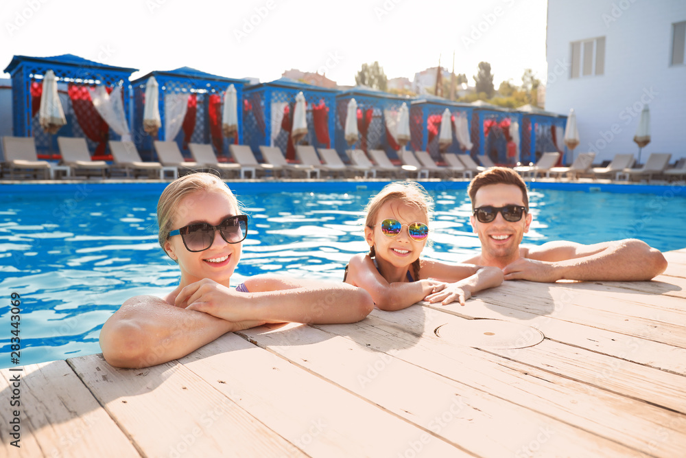 夏日泳池快乐一家人