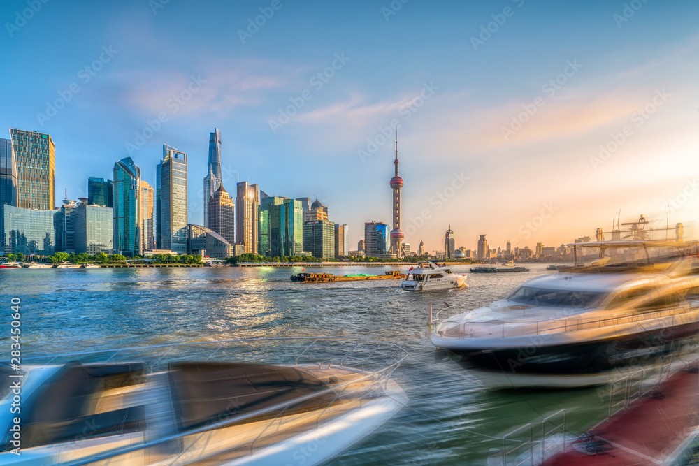 上海游艇码头和建筑天际线……