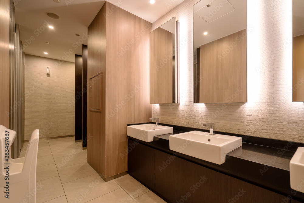 现代建筑风格的酒店浴室……