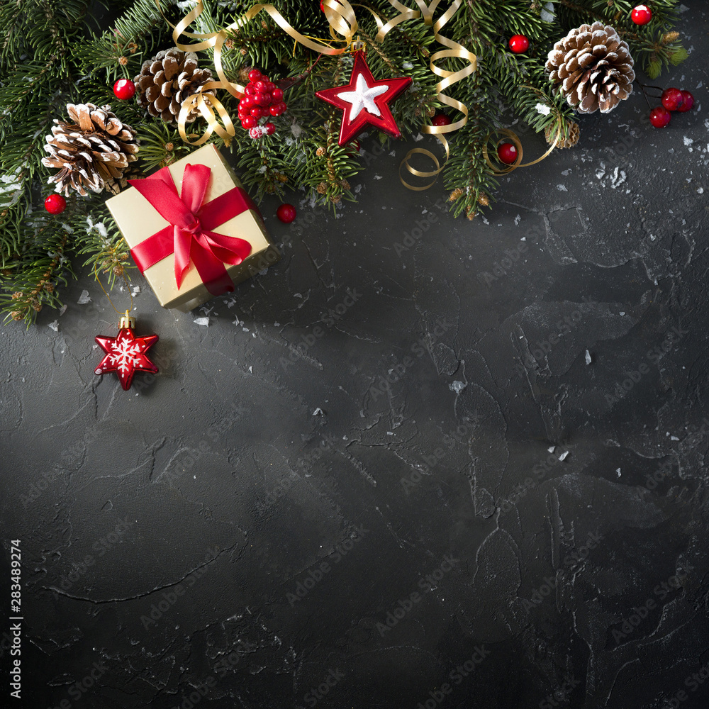 圣诞深黑色背景，纹理优美，金色礼盒，红丝带，蛇形