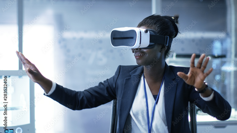 戴着VR耳机的年轻黑人女性虚拟现实工程师/开发人员创作内容。Shes Al
