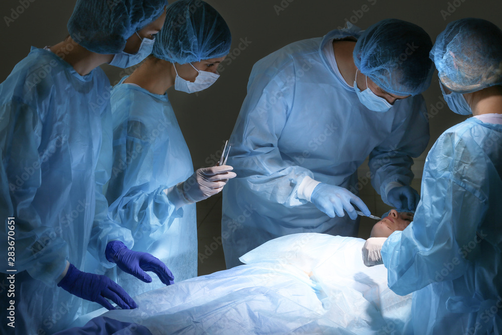 整形外科医生在诊所给病人做手术