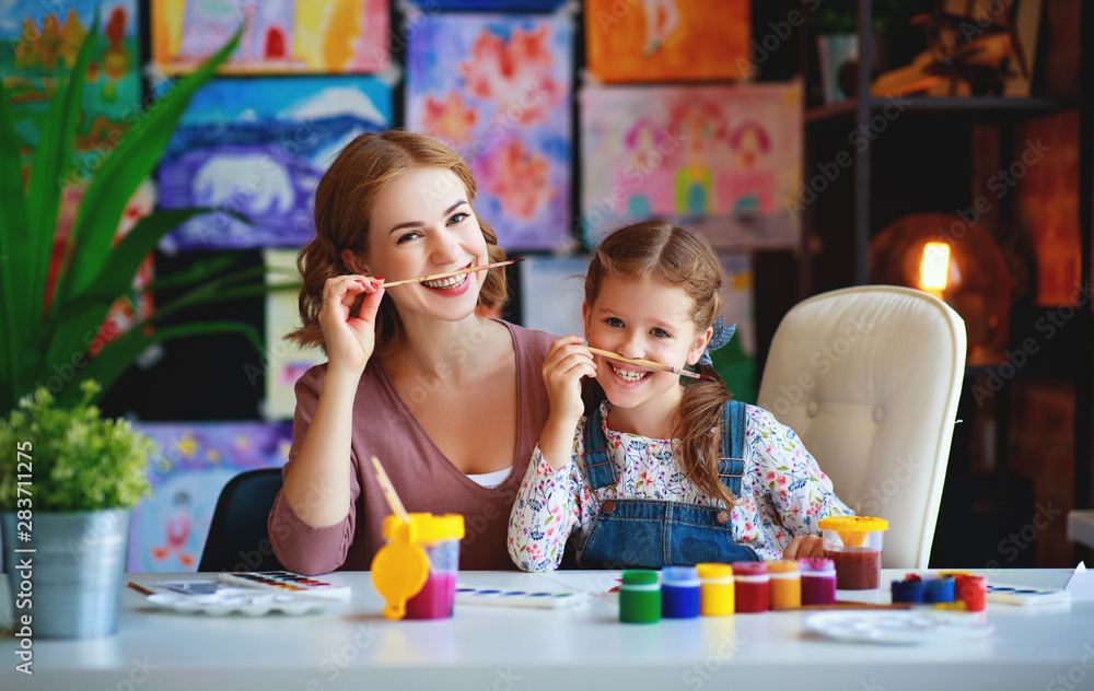母亲和孩子女儿的绘画在幼儿园吸引了创造力。