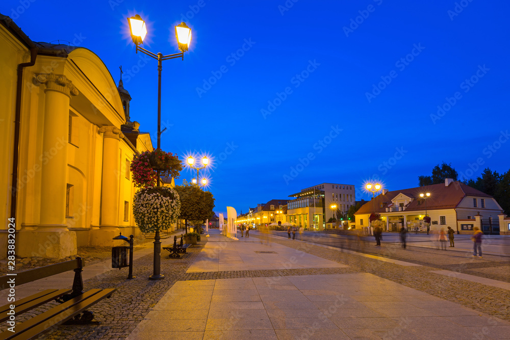 波兰比亚韦斯托克的Kosciusko主广场和市政厅，夜晚。