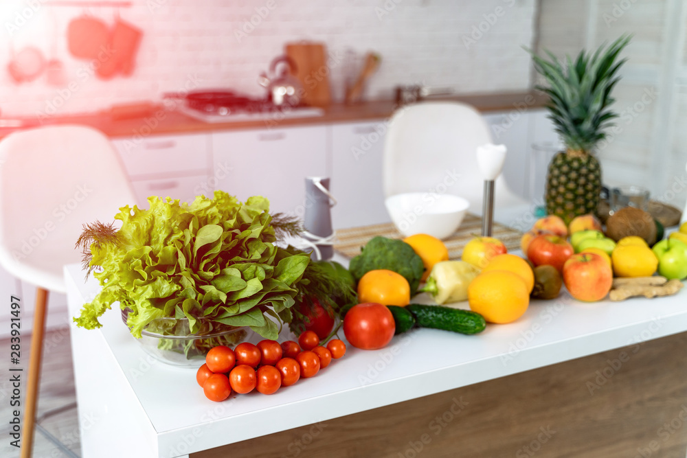 厨房餐桌上沙拉用的新鲜蔬菜。概念健康食品背景。素食。