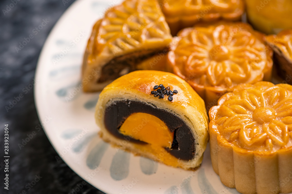 黑石板深色背景，美味的中秋蛋黄酥月饼。中国