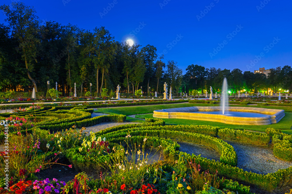 波兰比亚韦斯托克Branicki宫殿的美丽花园。