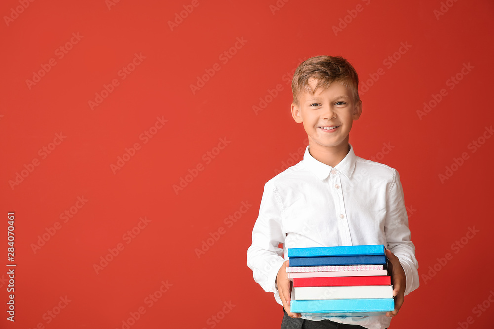 彩色背景上有书的小男生