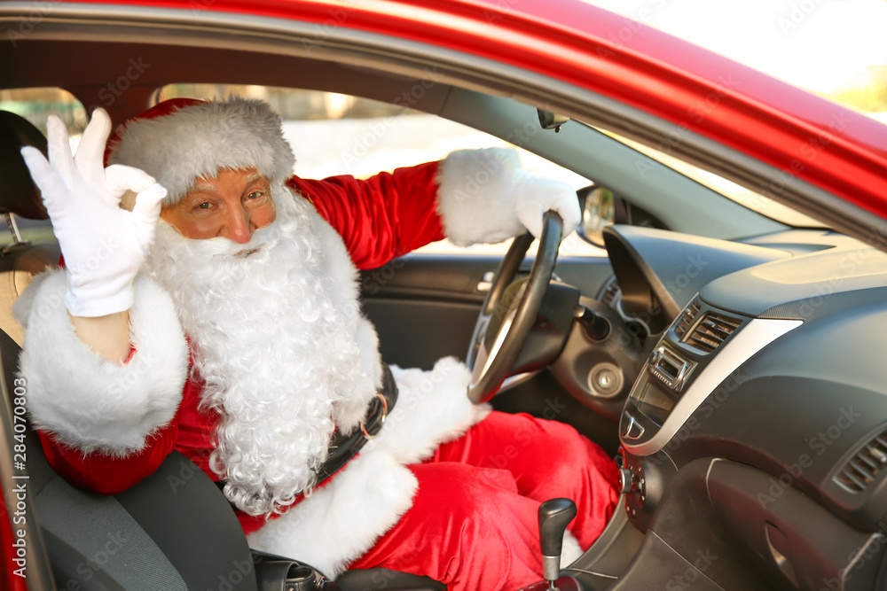 圣诞老人在开车时展示OK手势