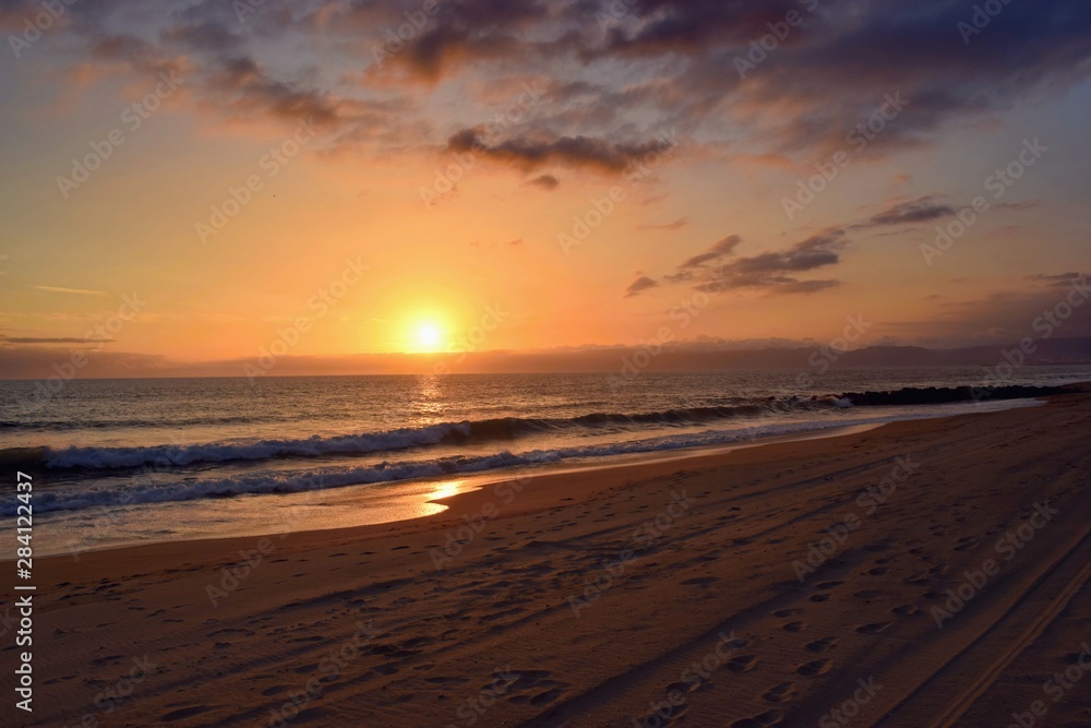 从美国洛杉矶太平洋海岸的海滩上观看美丽多彩的日落