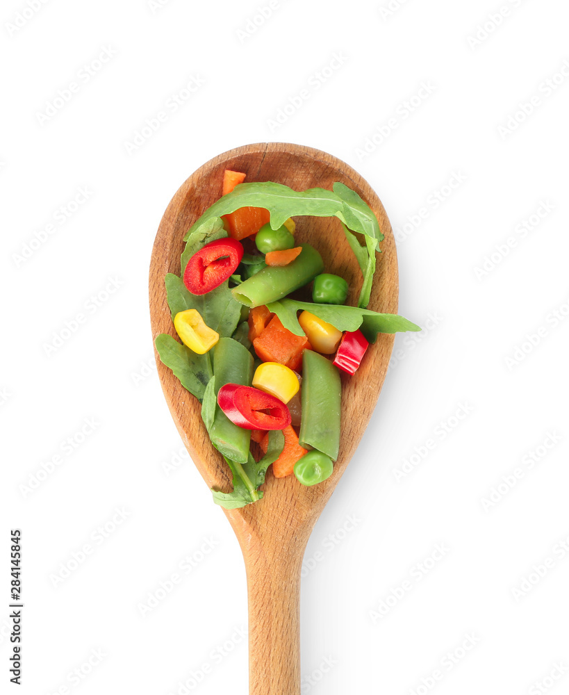 用勺子舀上新鲜的芝麻菜和白底蔬菜