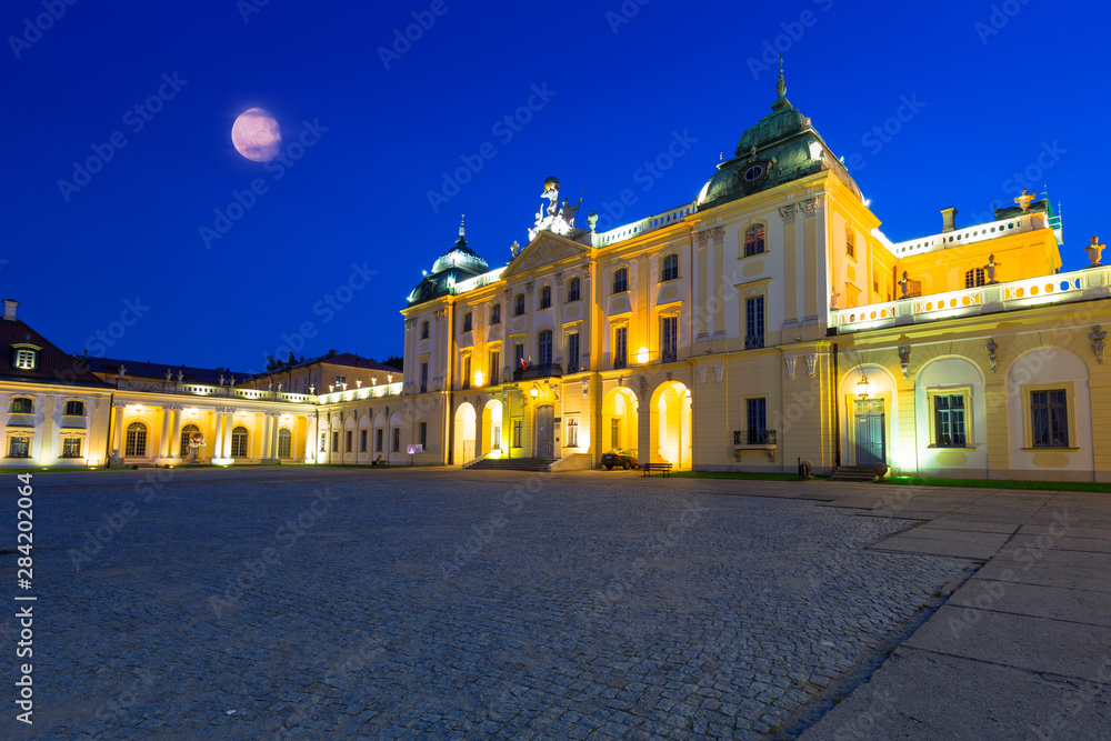 波兰比亚韦斯托克的Branicki宫殿夜晚的惊人建筑