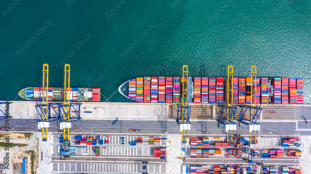 深海港口集装箱船装卸，商业物流进口鸟瞰图