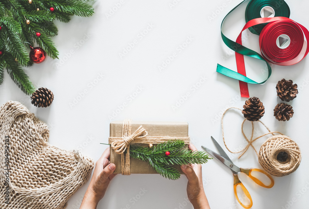 圣诞概念手工制作礼品/礼品盒，白色背景装饰和复制品