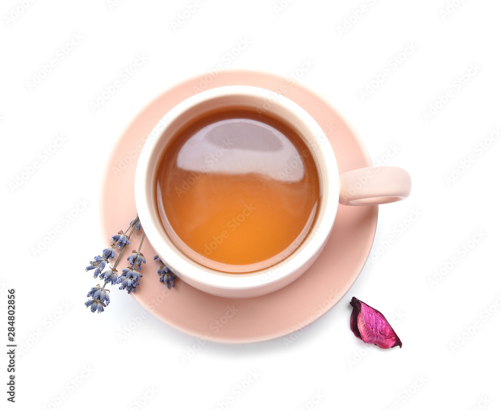 一杯白底淡紫色热茶