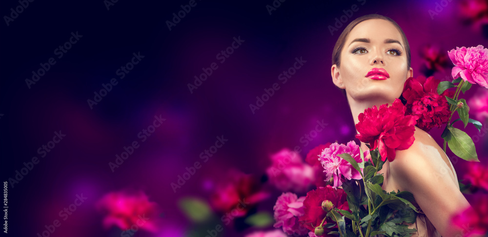 紫色、红色、粉色牡丹花的美女肖像。牡丹花的高级时尚模特