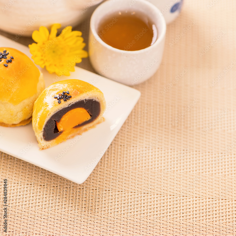 明亮的木桌背景，中秋节美味的蛋黄酥月饼。Chi