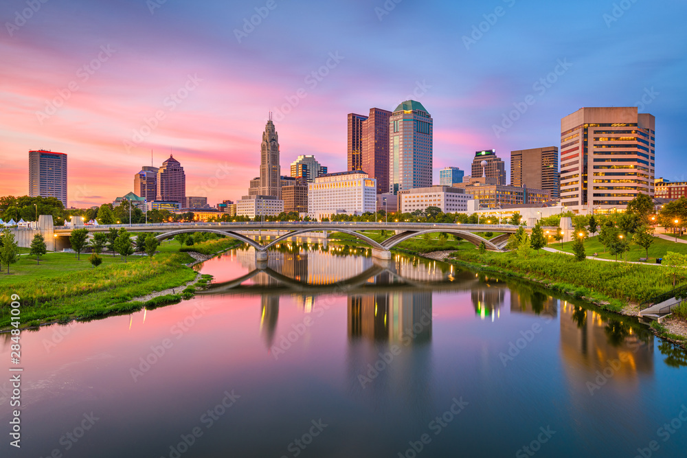 美国俄亥俄州哥伦布市河流上的天际线