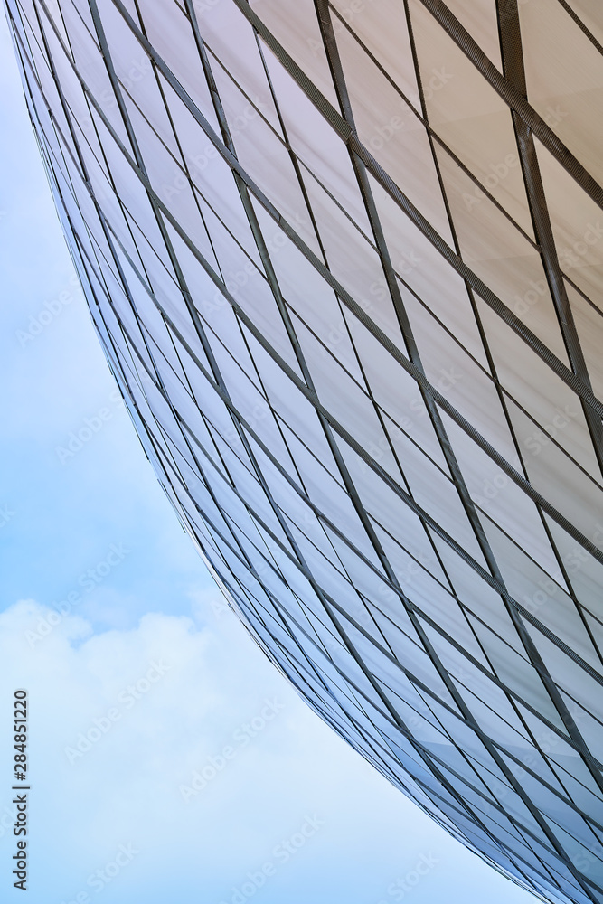 现代建筑商务建筑抽象曲线细节钢立面背景。