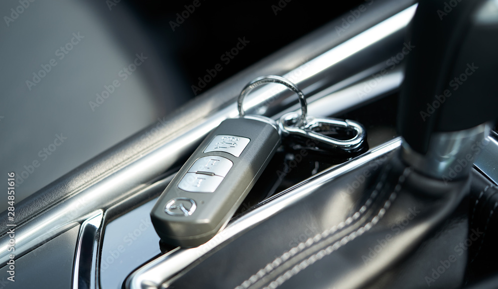 车钥匙放在车内。汽车经销商的概念。