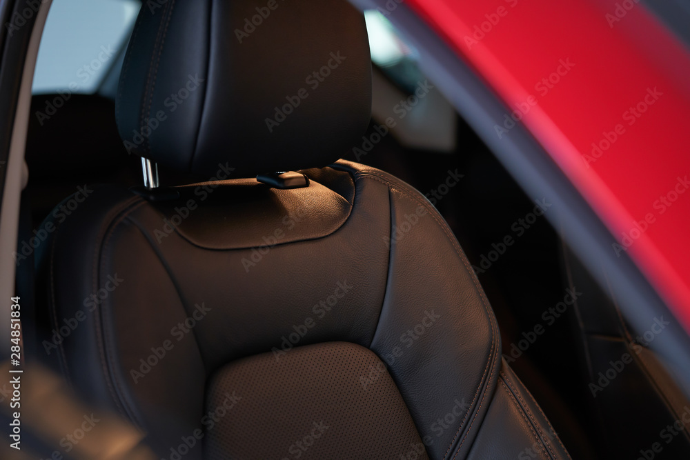 现代汽车内饰与黑色真皮前排座椅的特写