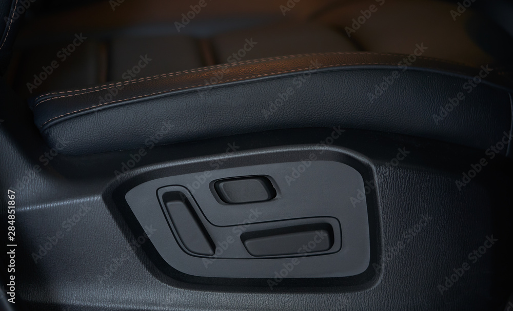 带有可调节前排座椅按钮的现代汽车内饰特写