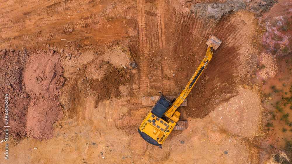 鸟瞰挖掘机在建筑工地上作业。