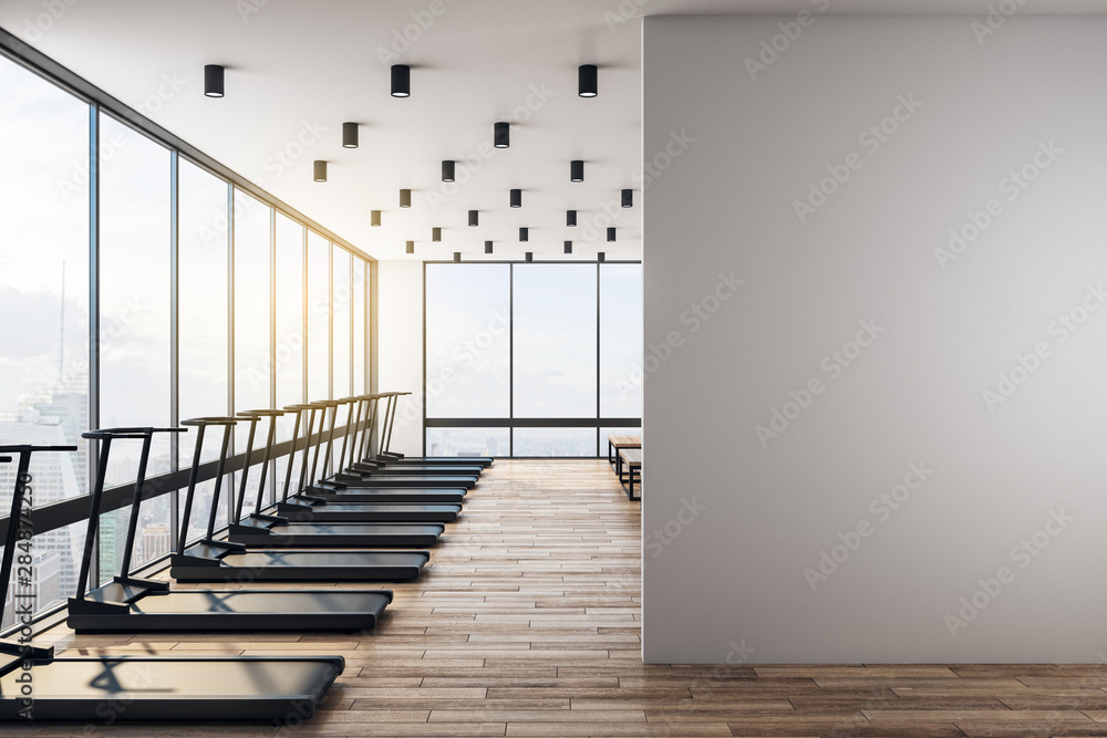 木地板现代健身房的白色空白墙