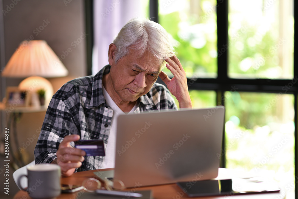 亚洲老年人使用信用卡网购时看起来很困惑