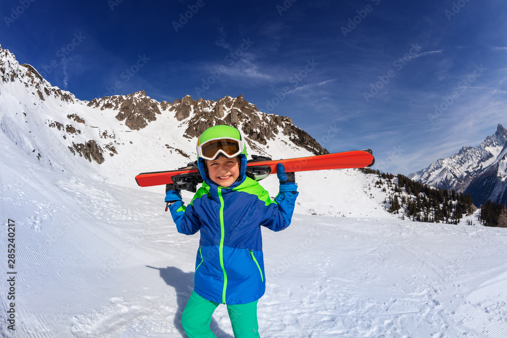 滑雪翻越山峰的男孩画像
